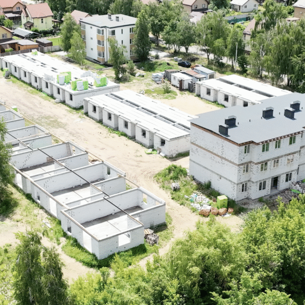 Фасадні та покрівельні роботи будинків, другий поверх сітіхаусів, покрівельні роботи котеджів