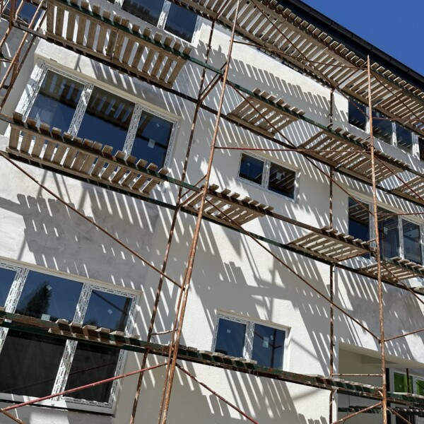 Покрівельні роботи та встановлення вікон в котеджах, будівництво 2-го поверху сітіхаусів, фасадні роботи багатоквартирного будинку