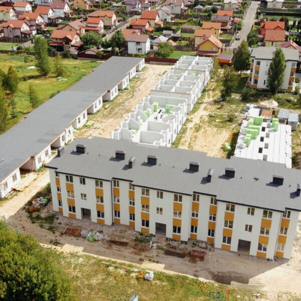 Завершуємо фасадні роботи в бакатоквартирному будинку та приступаємо до фасадних робіт в котеджах