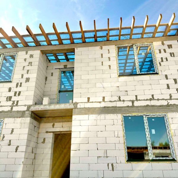 Завершено покрівельні роботи та початок фасадних робіт на сітіхаусах та котеджах